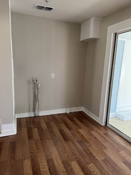 Building Photo - 2004 N Palace Ave