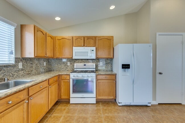 Building Photo - Single story 3 bedroom home in a lovely NW community