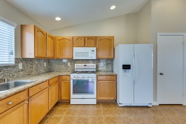 Building Photo - Single story 3 bedroom home in a lovely NW...