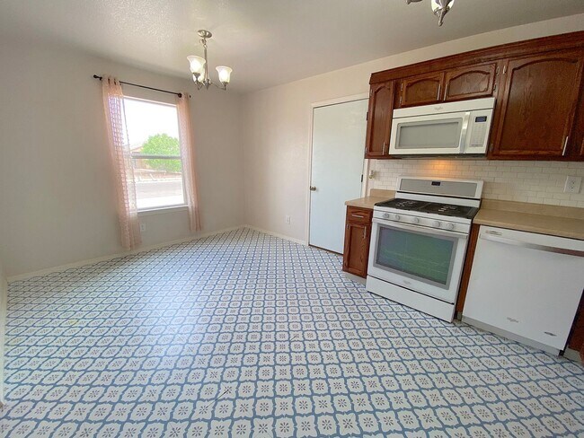 Building Photo - Northeast El Paso(Mesquite Hills 3bed with Refrig A/C and Solar Panels!