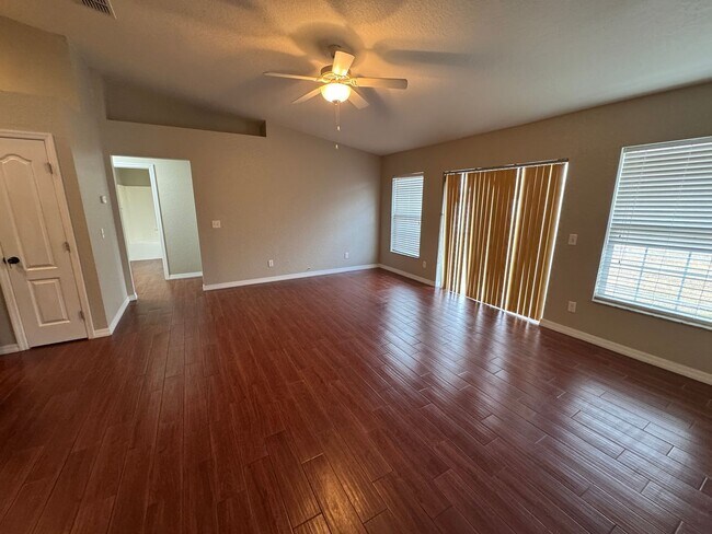 Building Photo - Spacious 4 Bedroom / 3 Bathroom Home in Davenport