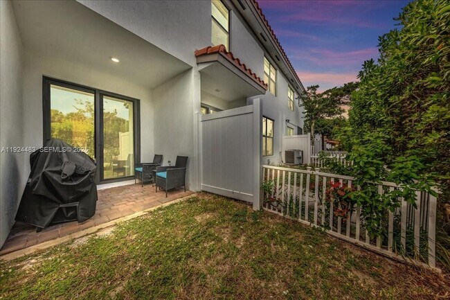 Building Photo - 1004 Willow Pl