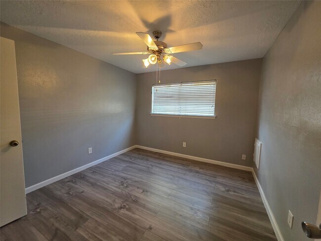 Building Photo - 1015 Western Hills Dr