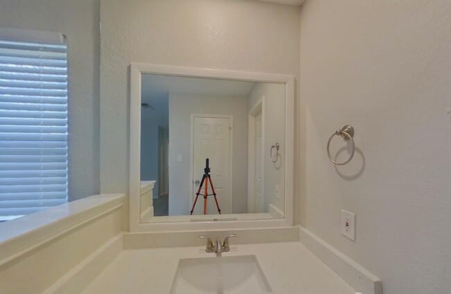 Building Photo - MOVE IN READY