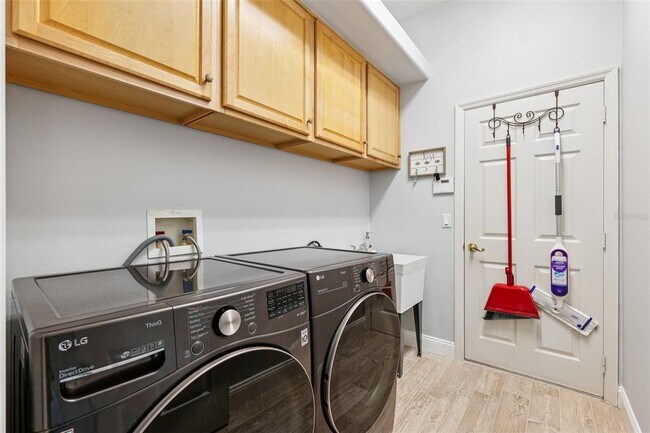 Building Photo - 13049 Thoroughbred Dr