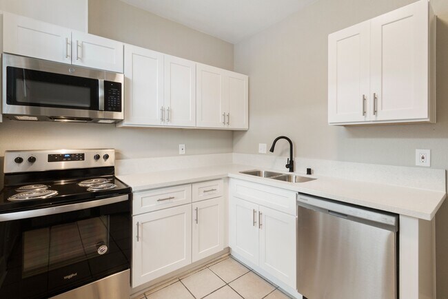 Building Photo - Charming 2BR Home in Prime Tacoma Location...