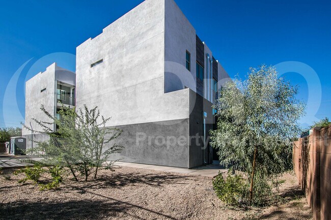 Building Photo - 1443 E Osborn Rd