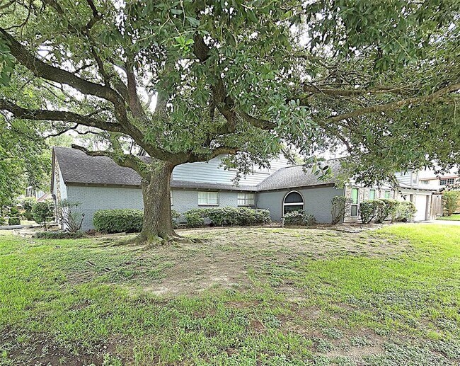 Building Photo - 560 Brandon Rd