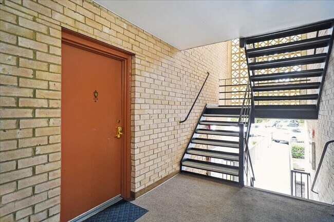 Building Photo - Spacious & Updated 2BD/1BA - All Utilities...