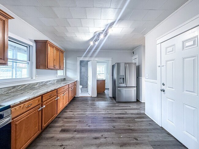 Building Photo - 18 Ellsworth St