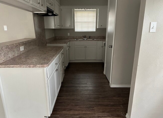 Building Photo - 2106 Woodway Dr