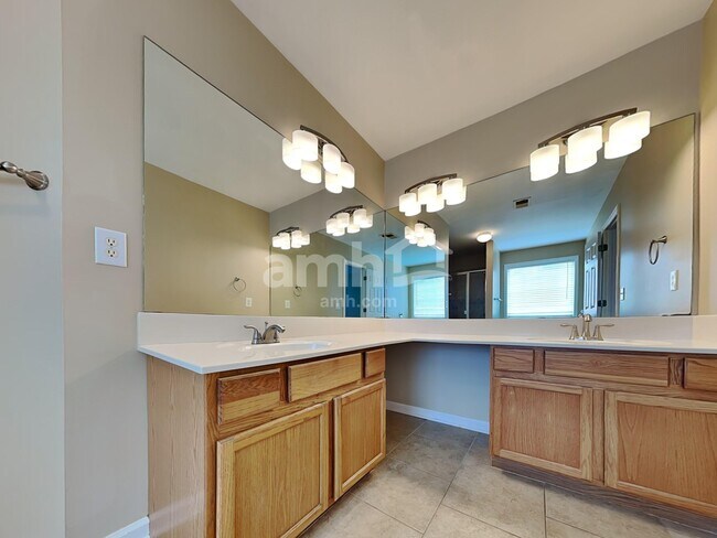 Building Photo - 1542 Cardinal Ln