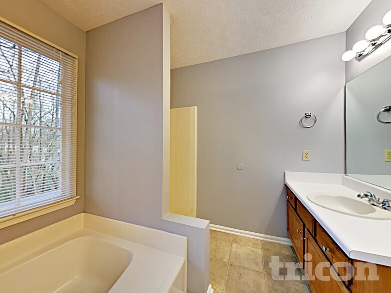 Building Photo - 5044 Rosemeade Ct