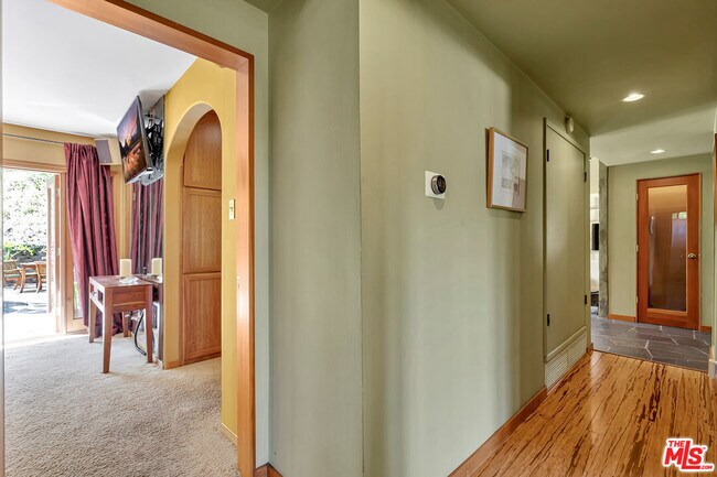 Building Photo - 15511 Woodcrest Dr