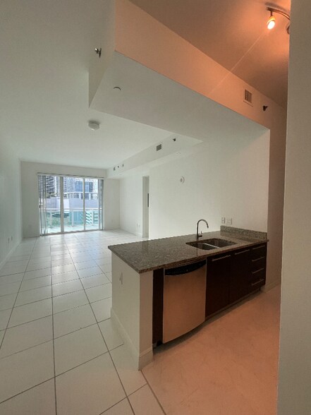 Building Photo - 950 Brickell Bay Dr