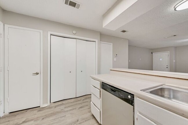 Building Photo - Quiet & Bright Home in Irving