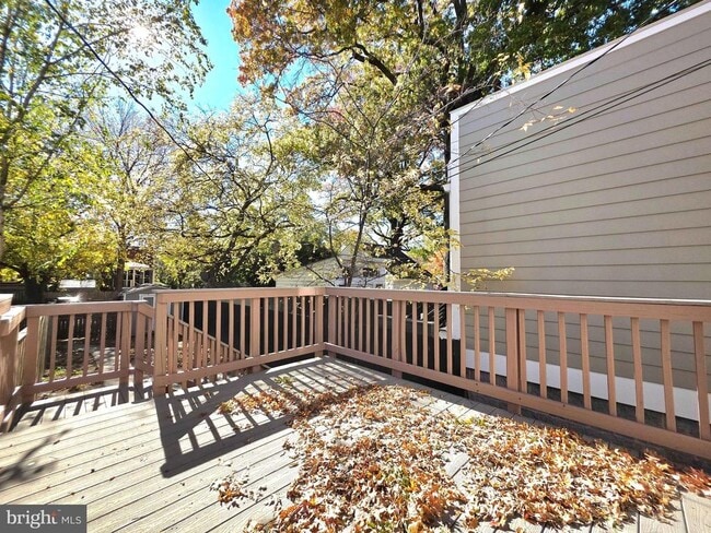 Building Photo - 527 E Nelson Ave