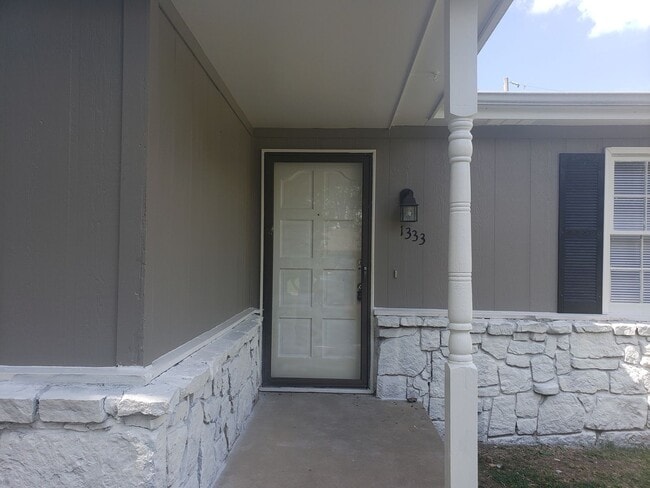 Building Photo - 1333 Meadowbrook Cir