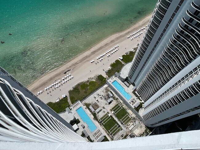Building Photo - 16001 Collins Ave