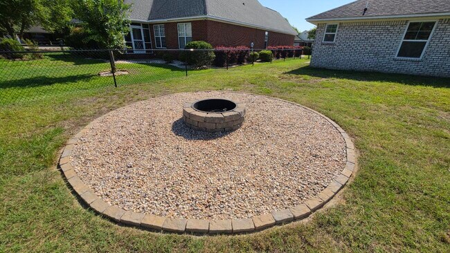 Building Photo - 588 Brushwood Dr