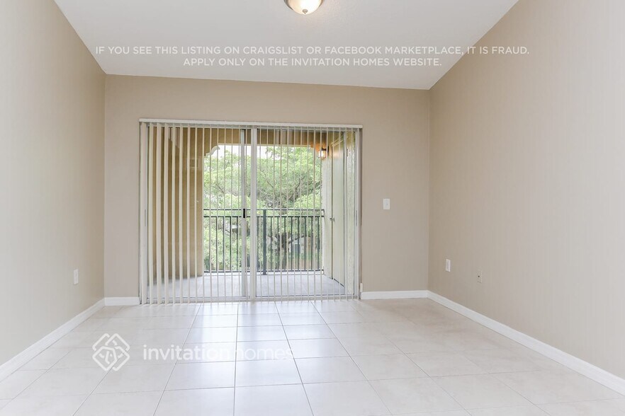 Building Photo - 2427 Centergate Dr