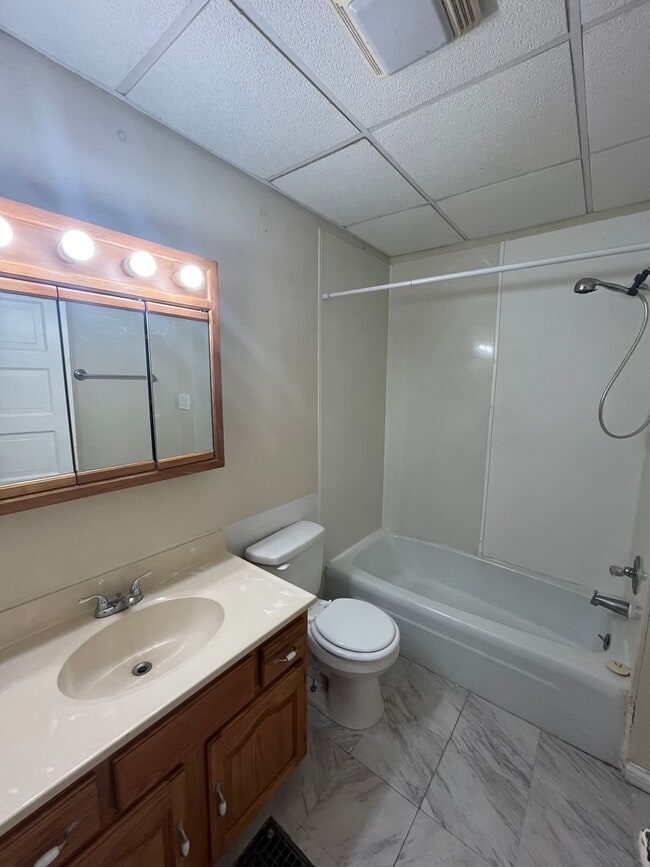 Building Photo - 3 Bedroom House in Roxana