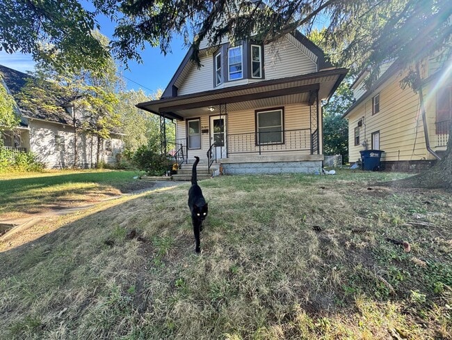 Building Photo - 3 Bedroom House