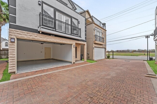 Building Photo - 3045 Clinton Dr