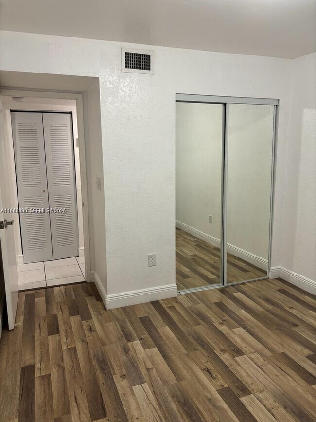 Building Photo - 9403 Fontainebleau Blvd