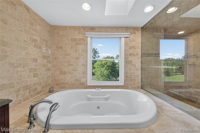 Building Photo - 30118 Kingsway Dr