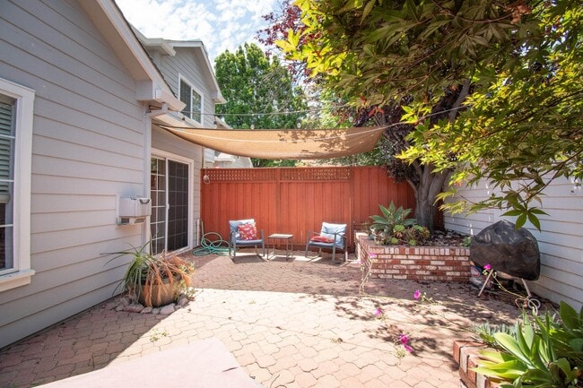 Building Photo - Amazing Downtown Campbell Location * Hardwood Floors * Spacious and Bright