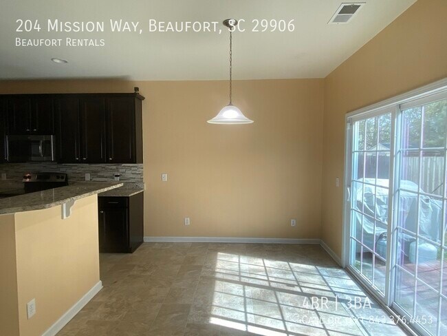 Building Photo - 204 Mission Way