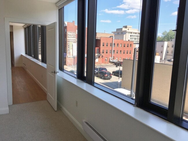 Building Photo - 875 Elm St