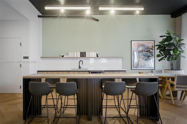 Building Photo - 121 NE 5th St