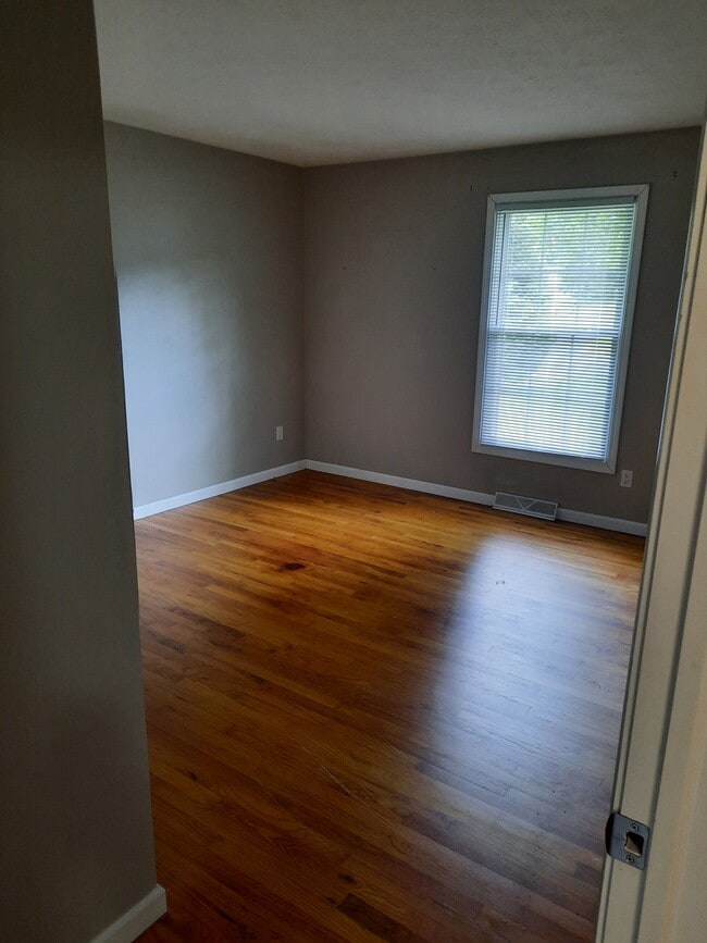 Building Photo - 1502 Amboy Dr