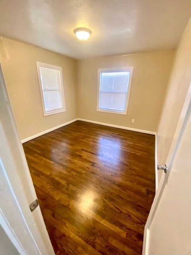 Building Photo - Beautifully Updated 2 Bed 1 Bath unit in Richmond Triplex -- AVAILABLE NOW !!!