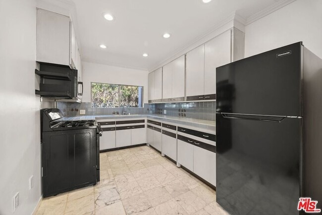 Building Photo - 1538 N Mariposa Ave