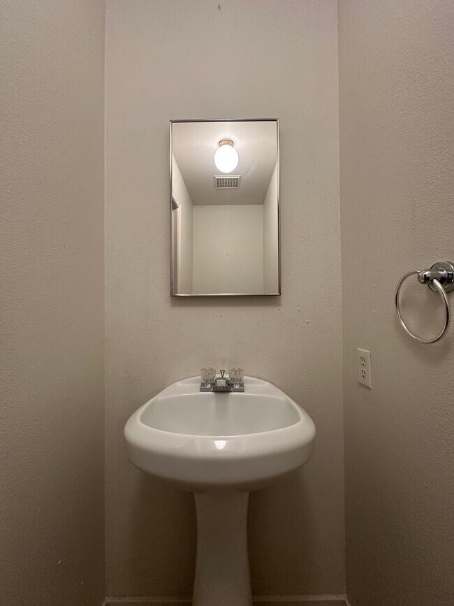 Building Photo - Entertainer delight rental home located in ''The Lakes'' subdivision coming soon!