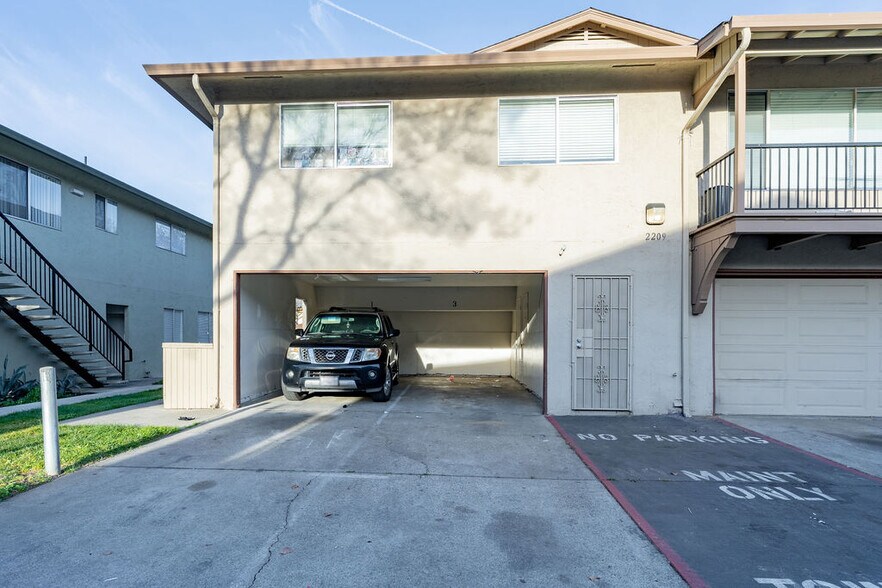 Building Photo - 2209 Peppertree Way