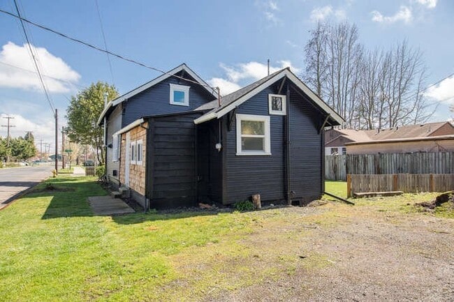 Building Photo - 1339 NE Logan St