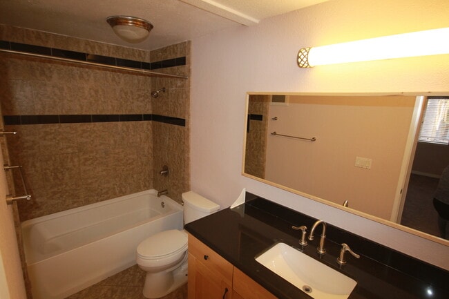 Building Photo - 2 Bedroom Upgraded Condo Close to UCSD - H...