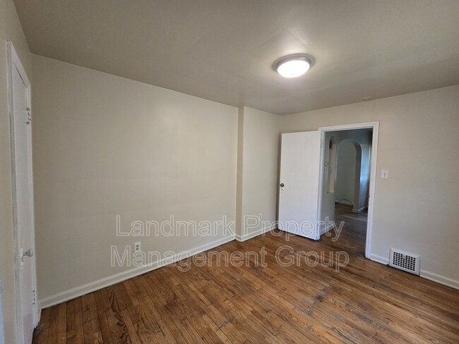 Building Photo - 15205 Maplewood Ave