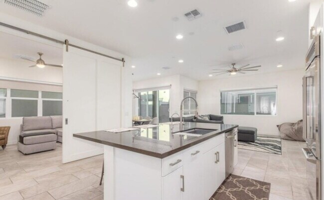 Building Photo - 6810 E Lyra Dr