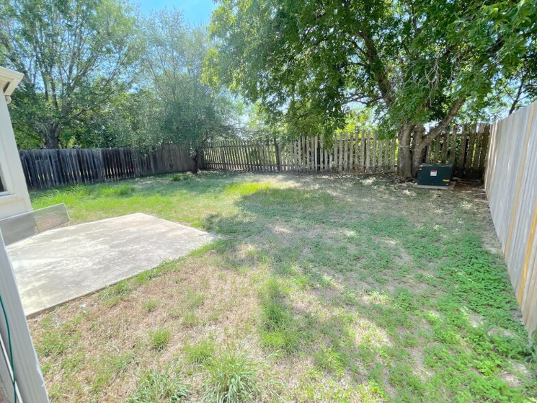 Building Photo - 218 Sunshadow Dr