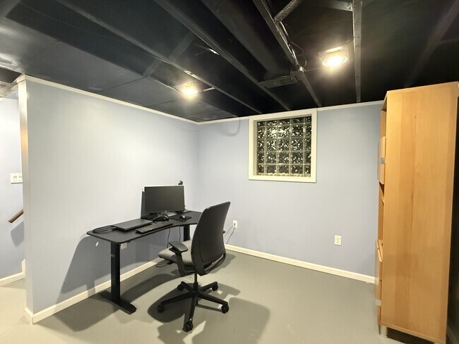 Building Photo - 772 Greenhills Dr