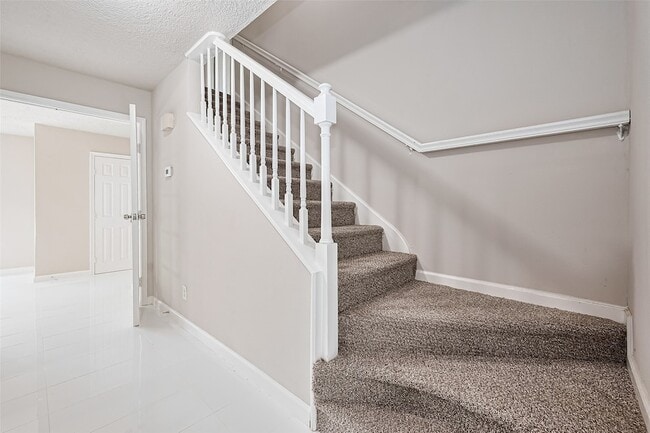 Building Photo - 10815 Creektree Dr