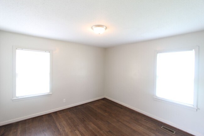 Building Photo - New On The Market! Totally Renovated! Chec...