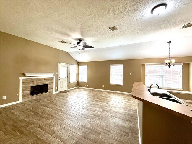 Building Photo - 10022 Driftwood Park Dr