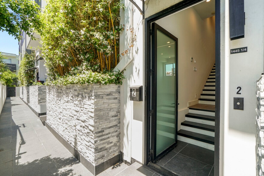 Building Photo - 1447 N Martel Ave