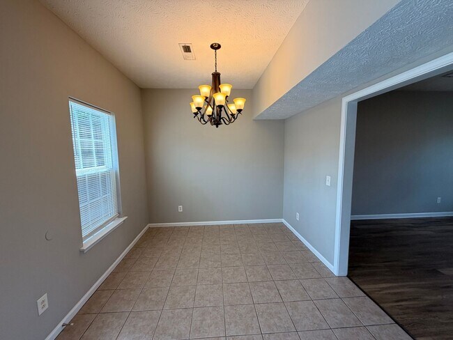 Building Photo - 3 BR, 2.5 BA, 2 Car Garage, Fenced in Backyard